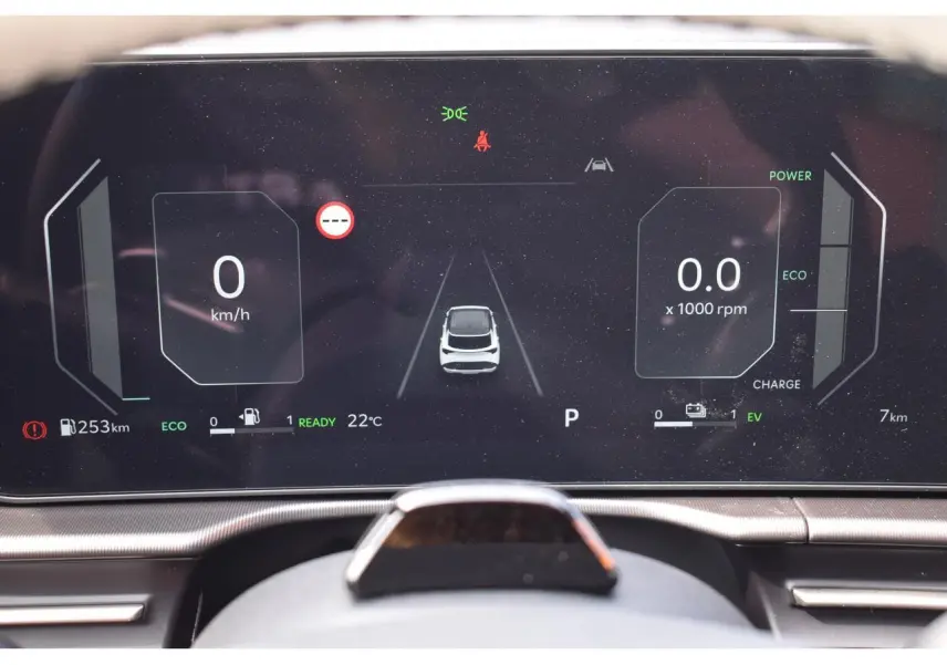 Combiné d'instrumentation digital 12,3'' du Kia Sportage hybride 2026, affichant vitesse et assistance à la conduite.