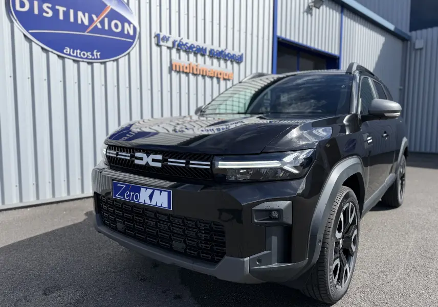 Vue 3/4 avant droit du Dacia Bigster noir nacré 2026 avec calandre moderne et jantes biton 19 pouces.