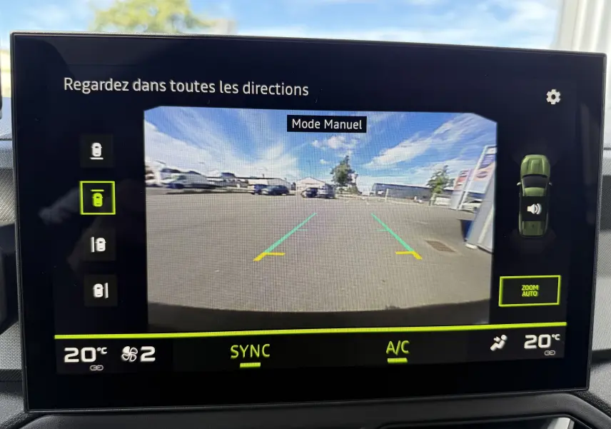 Écran de caméra de recul du Dacia Bigster Hybrid 155 Journey noir nacré, affichant la vue arrière avec repères de stationnement.