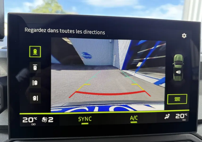 Écran de caméra de recul du Dacia Bigster noir nacré, affichant les lignes d'aide au stationnement arrière.