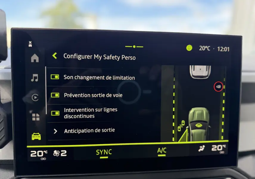 Écran tactile intérieur du Dacia Bigster Hybrid 155 Journey 2026 montrant les options d’aide à la conduite et la vue 360° du véhicule.