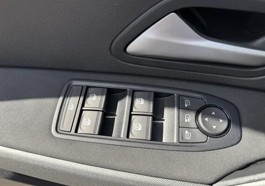 Commande des vitres électriques et réglage des rétroviseurs sur la porte côté gauche d'une Dacia Bigster noir nacré.