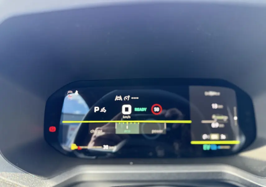 Vue rapprochée du tableau de bord numérique du Dacia Bigster Hybrid 155 Journey affichant la vitesse à 0 km/h et l'état prêt.