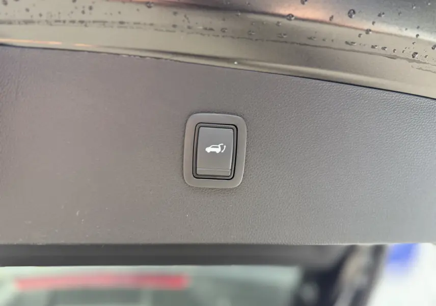 Bouton de fermeture électrique du hayon sur la partie intérieure noire nacrée du DACIA Bigster Hybrid 155 Journey 2026.
