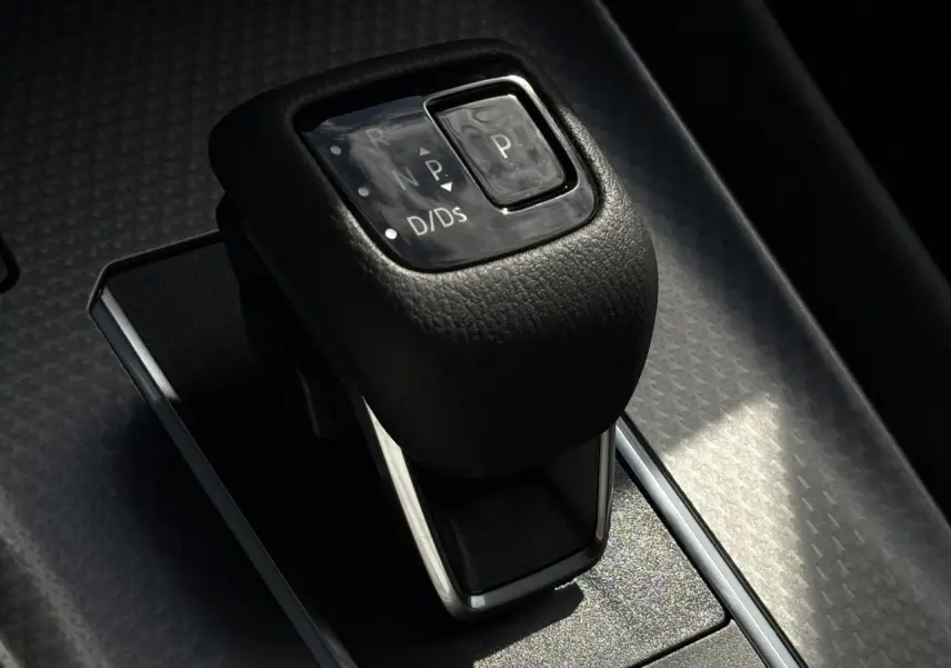 Gros plan sur le sélecteur de boîte automatique noir du Nissan Qashqai III 2025, finition N-Connecta.