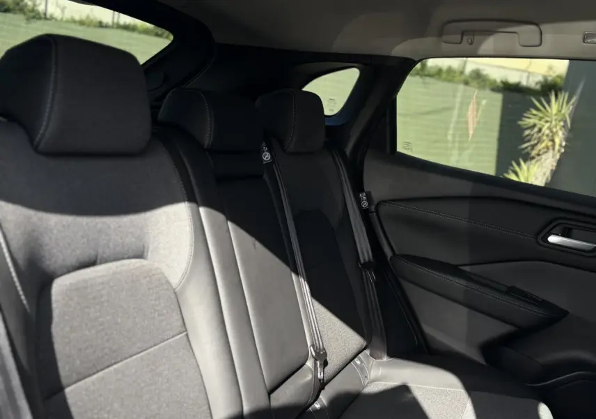 Vue latérale droite des sièges arrière en tissu et cuir noir du Nissan Qashqai 2025 gris Ceramic.
