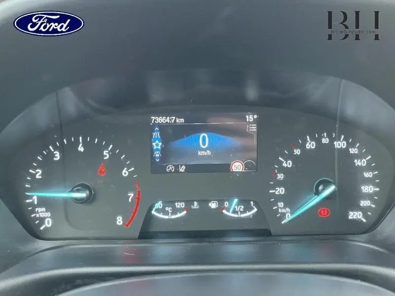 Tableau de bord de Ford Puma 2022 montrant compteur digital à 0 km/h et jauges moteur, essence et température.