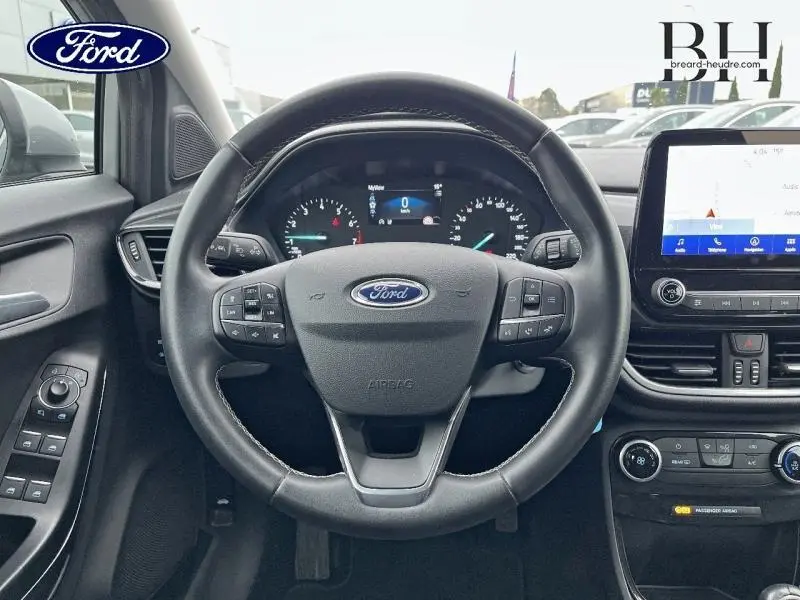 Vue centrée sur le volant multifonction et le tableau de bord du Ford Puma gris Solar Métallisée 2022 Titanium.