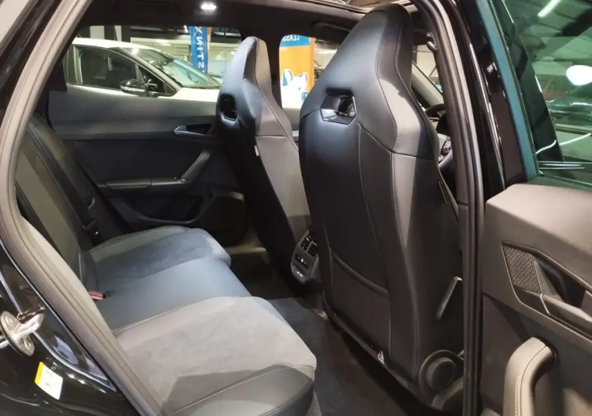 Vue intérieure arrière côté gauche du CUPRA Formentor noir métal, sièges bimatière textile et TEP noir Asphalte.