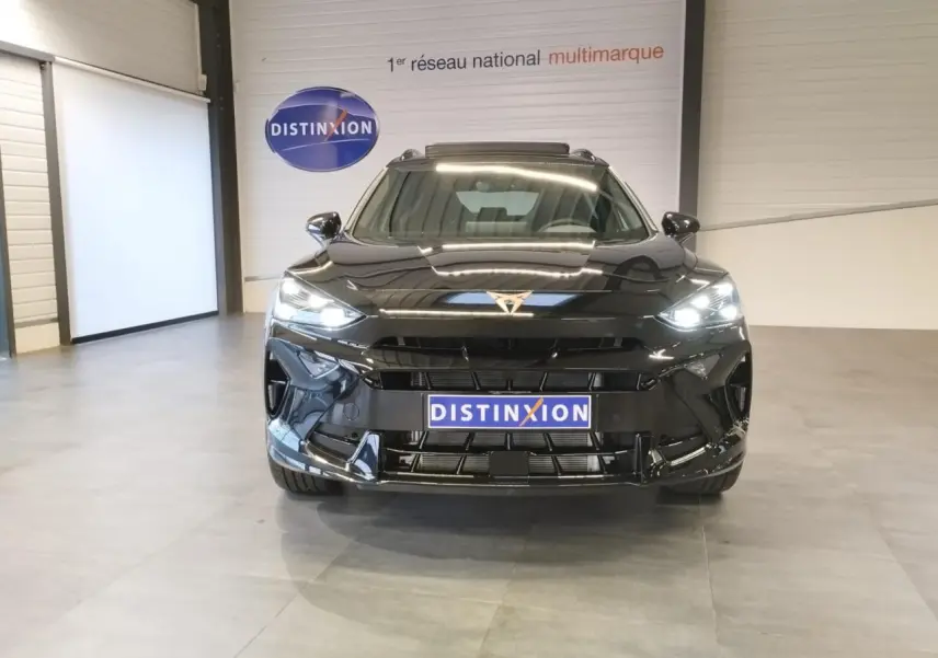 Vue de face du CUPRA Formentor noir métal avec phares allumés et logo CUPRA visible sur le capot.