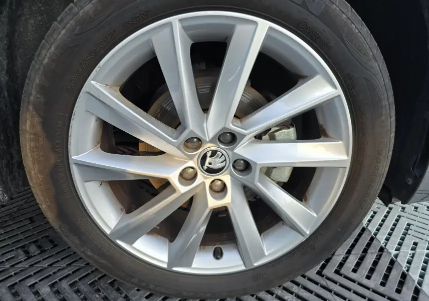 Gros plan sur la jante alliage argent 17 pouces Fornax d'une Skoda Scala gris graphite, avec logo central visible.