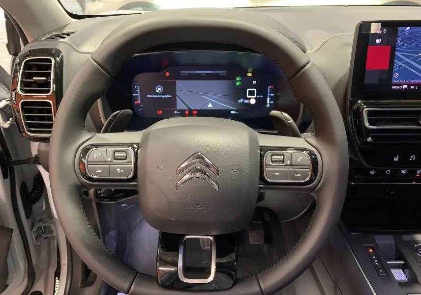 Tableau de bord numérique du Citroën C5 Aircross Hybride 136 Max affichant les alertes et indicateurs moteur.