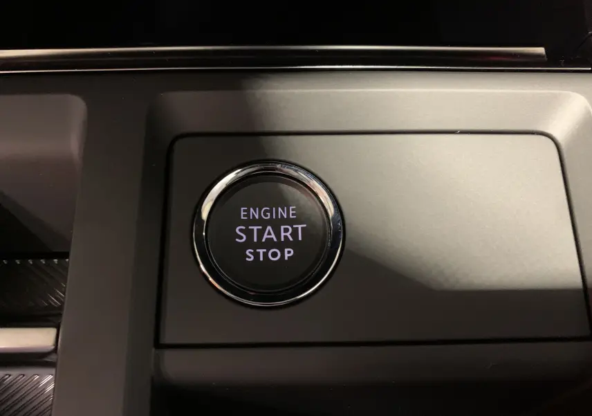 Gros plan sur la console centrale du Citroën C5 Aircross hybride 2024 avec bouton start/stop et commandes de boîte automatique.