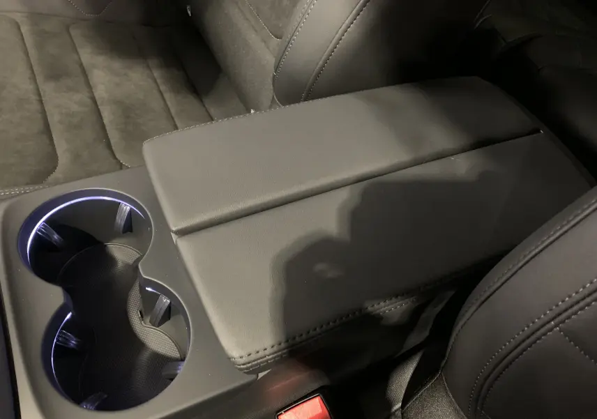 Intérieur du Citroën C5 Aircross hybride 2024 vu côté passager, tableau de bord avec écran tactile et coutures bleues.