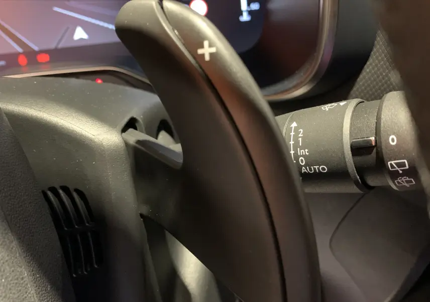 Panneau de commandes noir avec réglage des phares et aides à la conduite sur Citroën C5 Aircross hybride 2024.