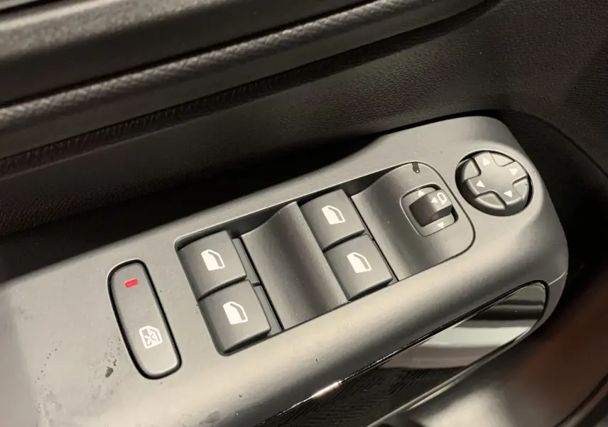 Gros plan sur la sortie d'air arrière noire et la prise USB du Citroën C5 Aircross hybride blanc, intérieur sombre.