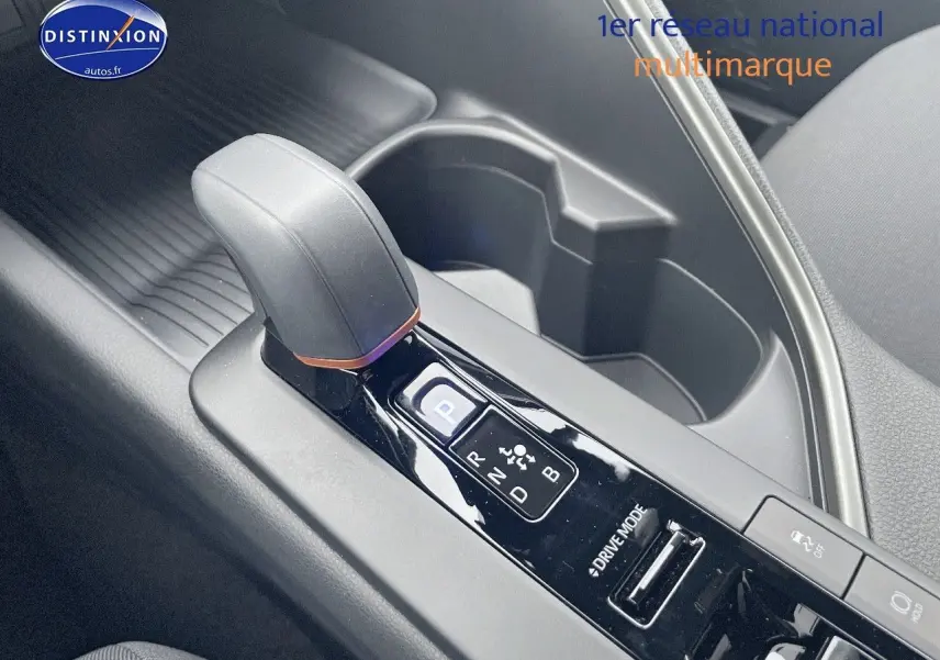 Le levier de vitesses automatique du Toyota C-HR 1.8 Hybrid 2024, vue rapprochée de la console centrale noire.