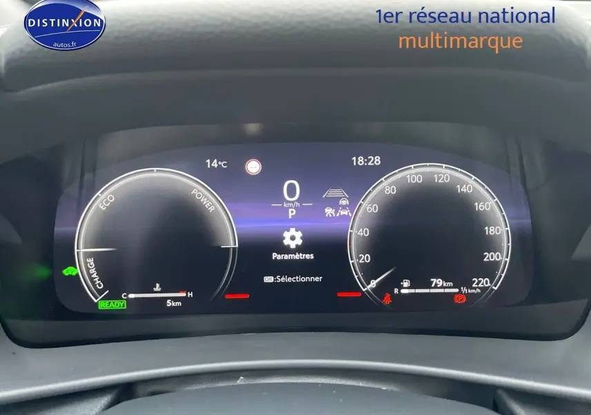 Tableau de bord numérique du Toyota C-HR hybride 2024 affichant vitesse à 0 km/h et autonomie de 79 km.
