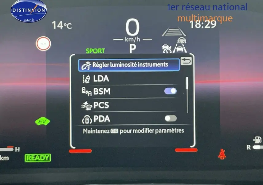Tableau de bord numérique du Toyota C-HR 2024 en mode Sport affichant les réglages d’assistance à la conduite.