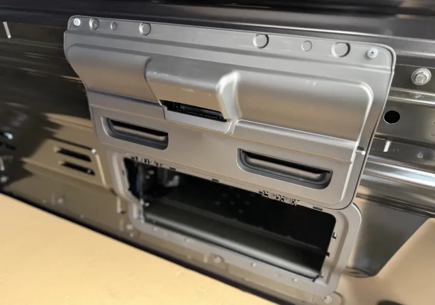 Détail de la trappe de chargement ouverte sur la face intérieure noire crépuscule métal du Renault Trafic Fourgon L2H1.