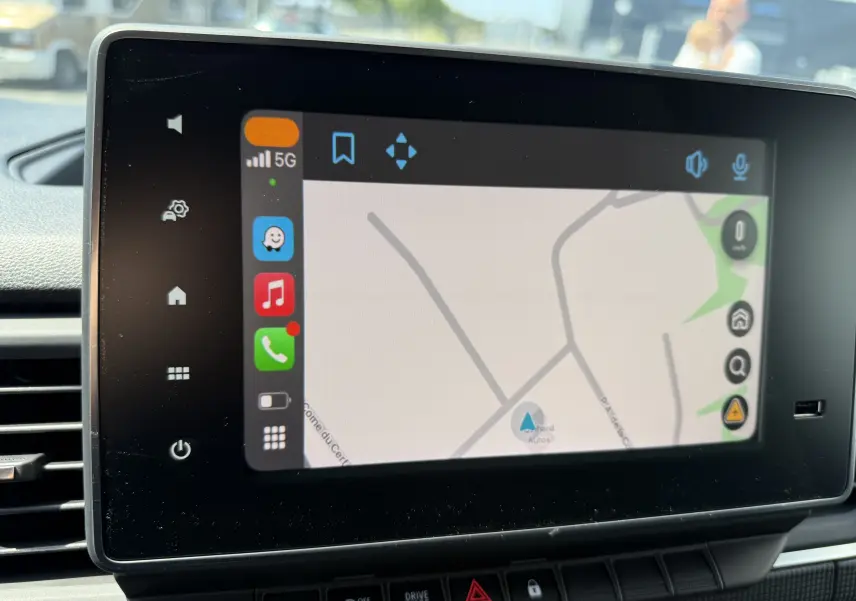 Écran tactile central du Renault Trafic Fourgon 2025 affichant une carte de navigation avec interface connectée.
