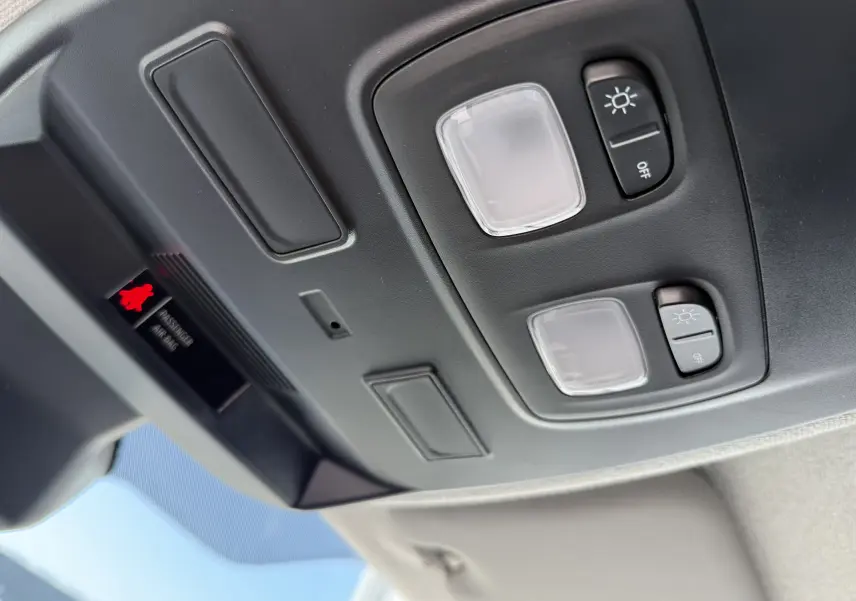 Plafonnier intérieur avec commandes d'éclairage et témoin airbag passager du Renault Trafic Fourgon noir crépuscule 2025.