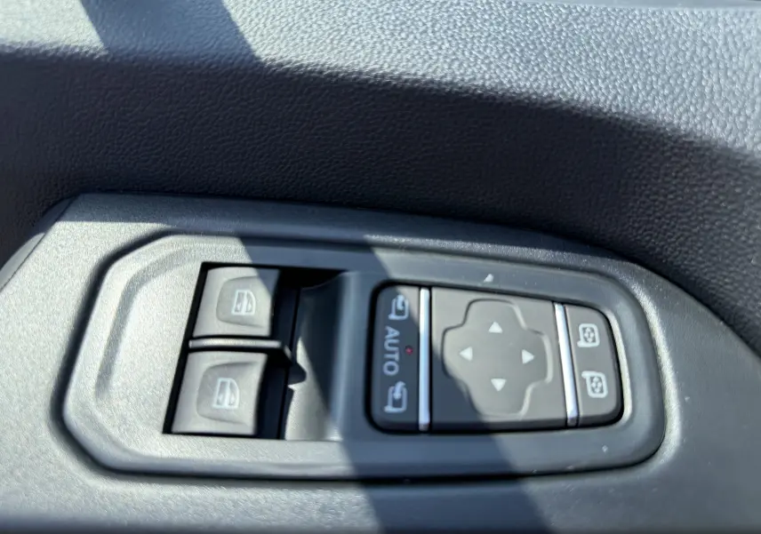 Panneau de commandes des vitres et rétroviseurs côté gauche intérieur du Renault Trafic Fourgon noir crépuscule métal 2025.