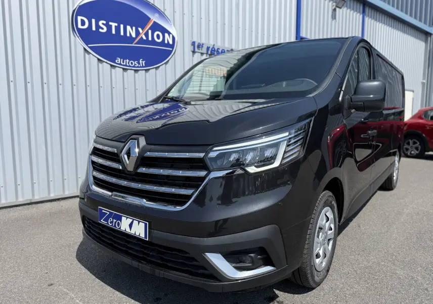 Renault Trafic Fourgon noir crépuscule métal vu en 3/4 avant droit, avec calandre chromée et phares LED distinctifs.