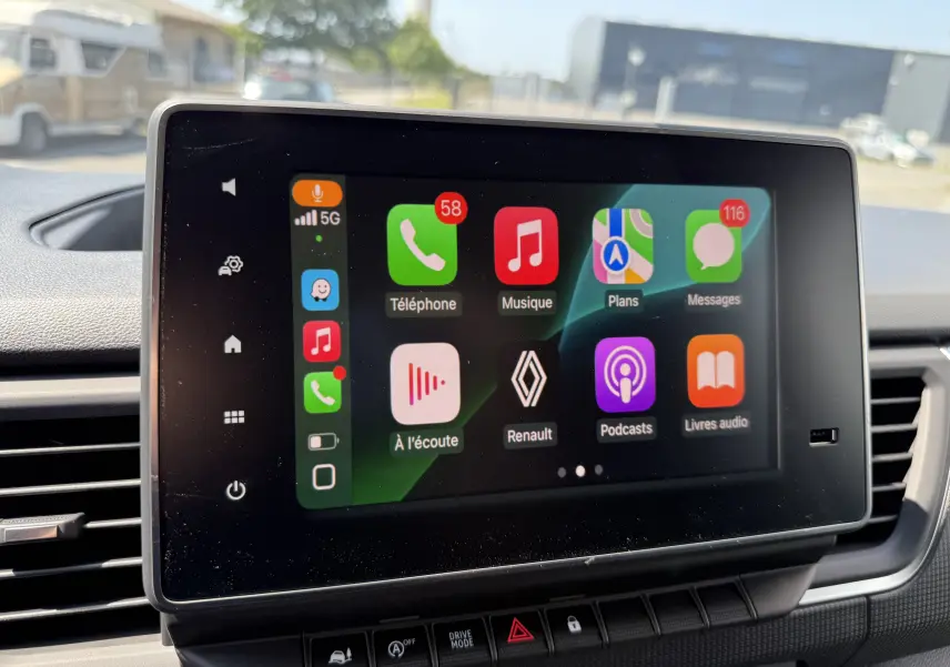 Écran tactile central du Renault Trafic Fourgon 2025 affichant les applications connectées avec commandes sous l'écran.