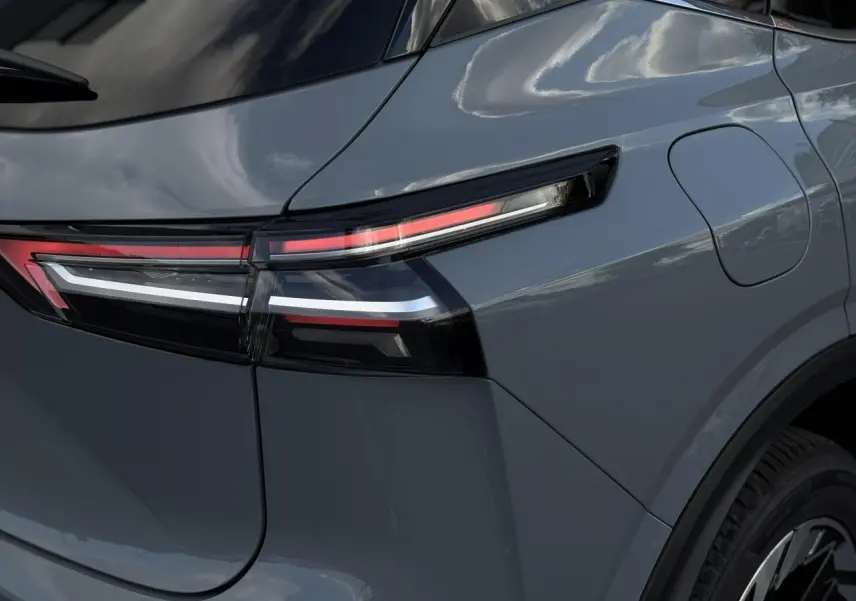 Feu arrière droit du Nissan Qashqai 2025 gris Ceramic, soulignant le design moderne et les lignes épurées.
