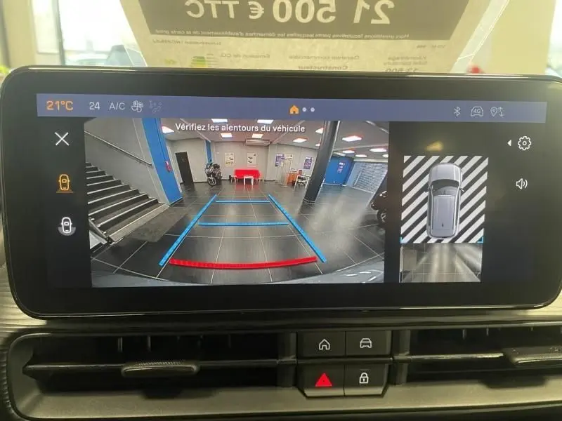 Vue de l'écran de caméra de recul du Jeep Avenger 2025 montrant l'arrière du véhicule en intérieur avec guidage coloré.