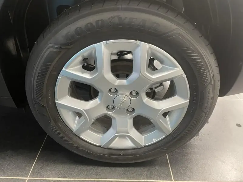 Gros plan sur la roue avant droite d’un Jeep Avenger 2025 avec jante argentée et pneu Goodyear noir.