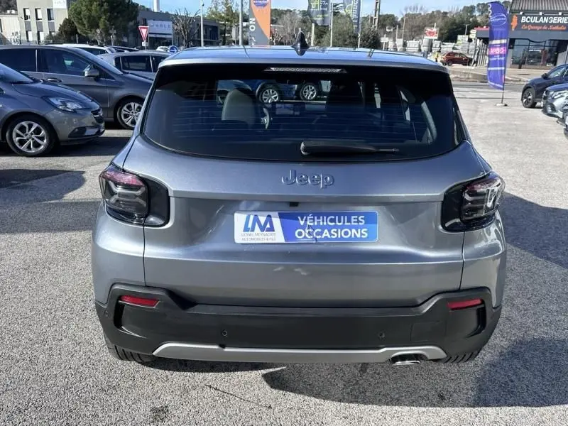 Vue arrière d'un Jeep Avenger gris métallisé 2025 avec feux arrière noirs et plaque d'occasion visible.