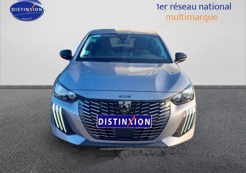 Vue avant d'une Peugeot 208 1.2 100 Allure gris Artense avec phares LED et calandre distinctive.