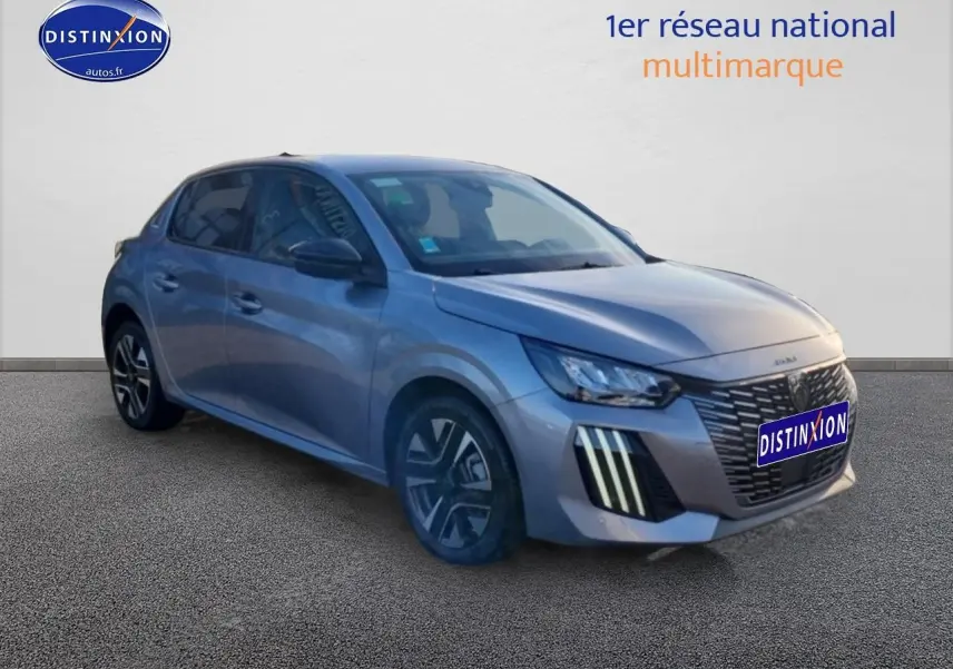 Peugeot 208 gris artense vue 3/4 avant droit, mettant en valeur la calandre et les feux LED verticaux.