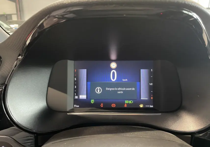 Combiné d'instrumentation numérique 7'' de l'Opel Corsa rouge, affichant un message d'arrêt véhicule.
