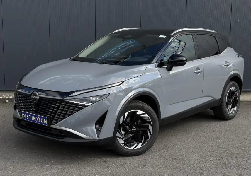 Nissan Qashqai gris Ceramic en 3/4 avant droit, avec calandre noire et jantes alliage 18 pouces distinctives.
