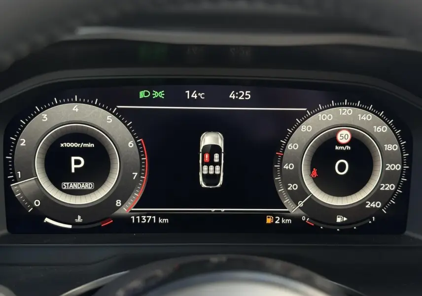 Affichage numérique du tableau de bord du Nissan Qashqai 2025, montrant vitesse, régime moteur et alertes.