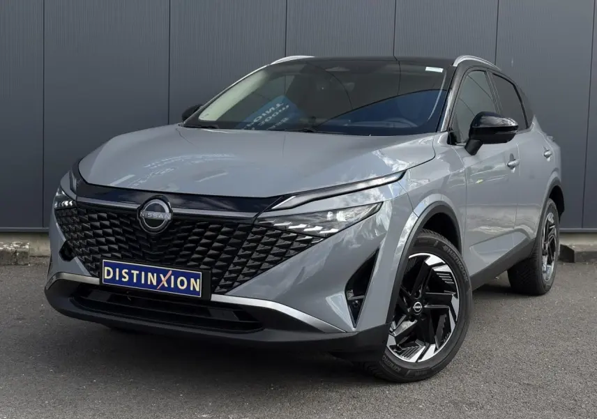 Nissan Qashqai gris Ceramic en 3/4 avant droit, avec calandre noire texturée et jantes alliage bicolores.