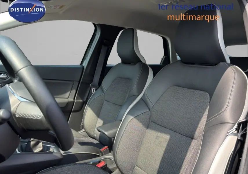 Vue intérieure des sièges avant en tissu et cuir gris du Renault Captur 2022, version hybride essence.