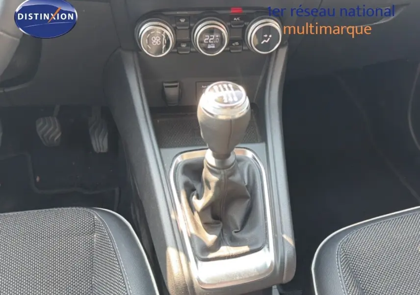Vue rapprochée de la console centrale du Renault Captur bleu marine fumé 2022, avec levier de vitesse manuel visible.