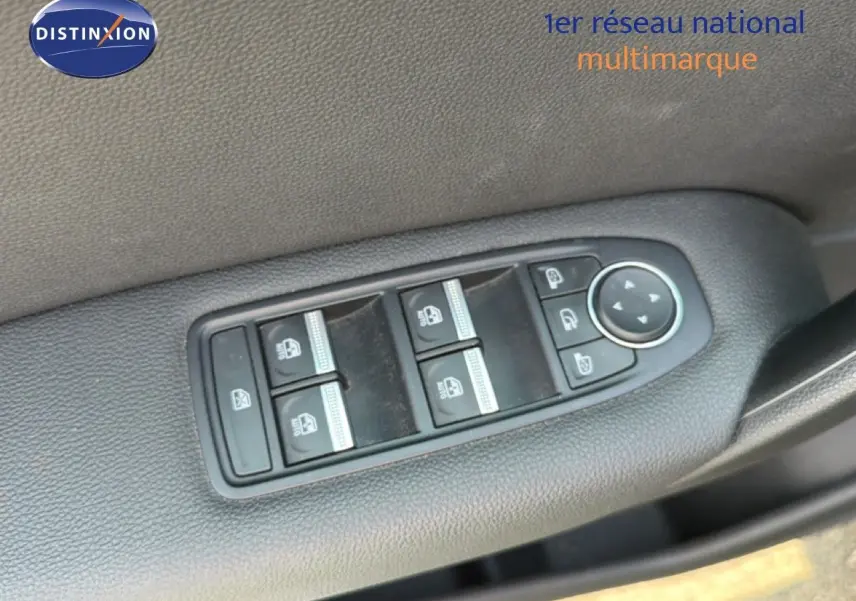 Panneau de commandes des vitres et rétroviseurs côté gauche intérieur d’un Renault Captur bleu marine fumé 2022.