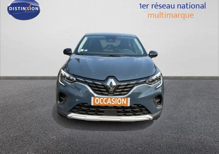 Vue avant d'un Renault Captur bleu marine fumé 2022 avec calandre chromée et plaque "OCCASION" visible.
