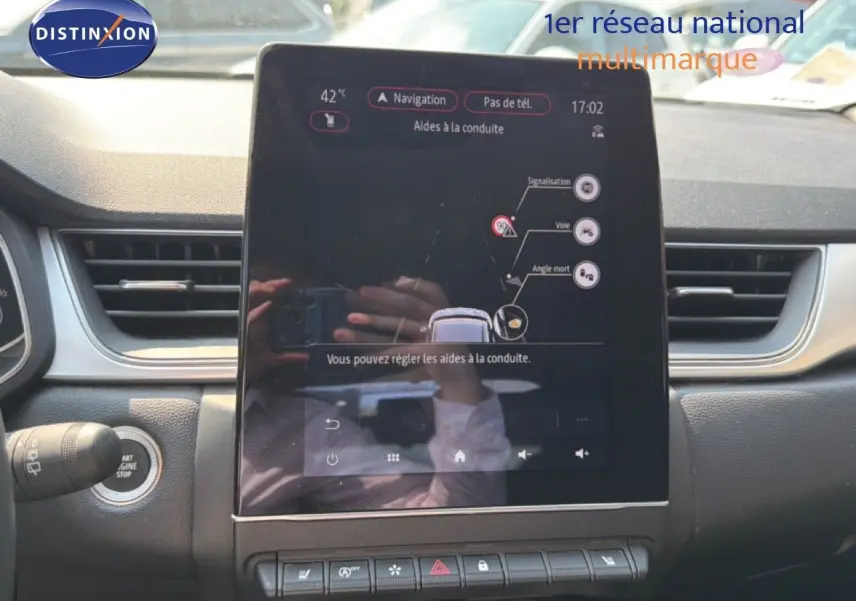 Vue intérieure centrée sur l'écran tactile du tableau de bord du Renault Captur 2022, avec commandes visibles.