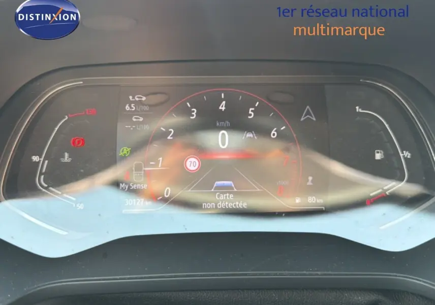 Tableau de bord numérique du Renault Captur 2022 affichant la vitesse, la consommation et l'autonomie.