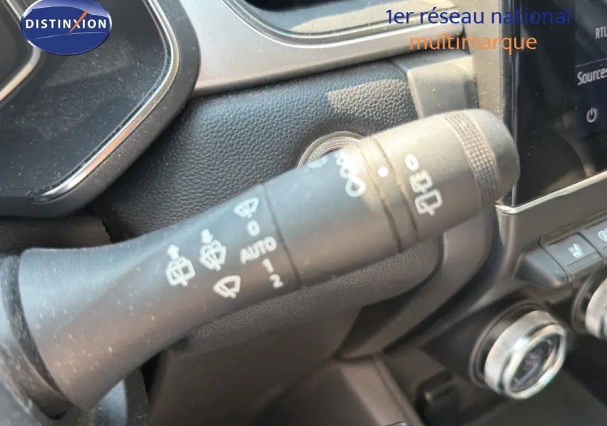 Gros plan sur la commande des essuie-glaces dans l’habitacle d’un Renault Captur bleu marine fumé 2022.