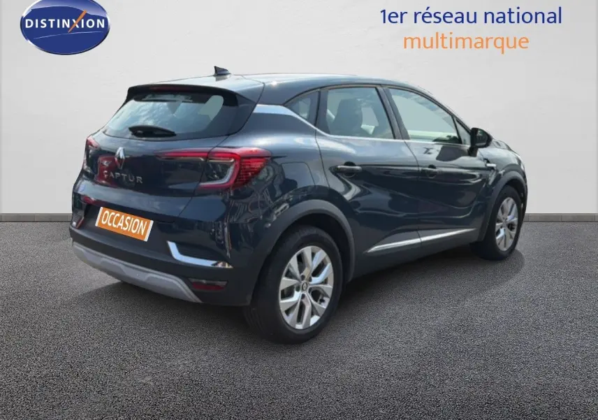 Vue 3/4 arrière droite d’un Renault Captur bleu marine fumé 2022 avec logo et feux arrière distinctifs.