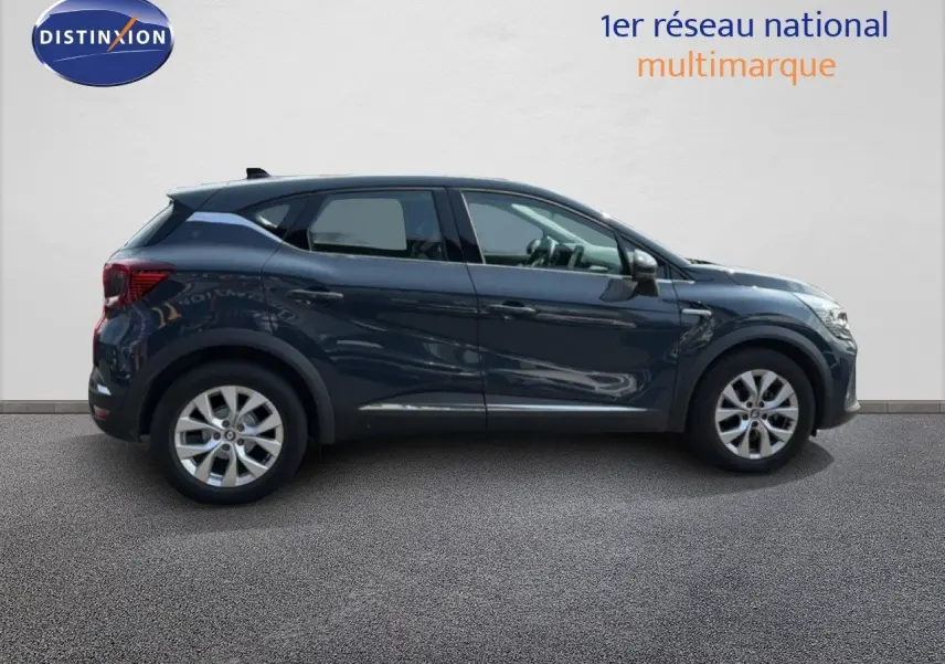 Profil côté gauche du Renault Captur 2022 bleu marine fumé, version hybride essence avec jantes alliage.