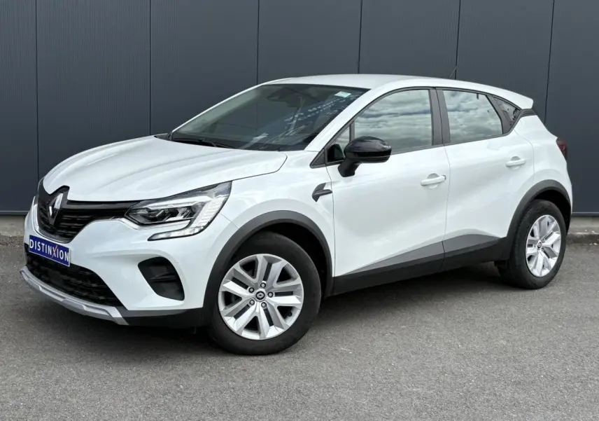 Renault Captur TCE 90 Business blanc nacré en 3/4 avant droit avec jantes alliage et rétroviseurs noirs.