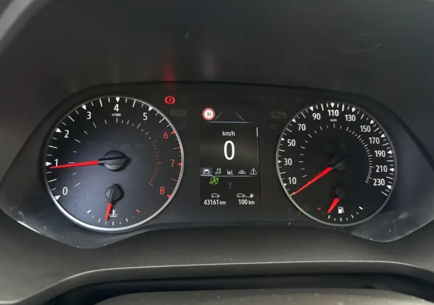 Tableau de bord du Renault Captur TCE 90 Business 2022, affichage digital et compteurs analogiques au ralenti.